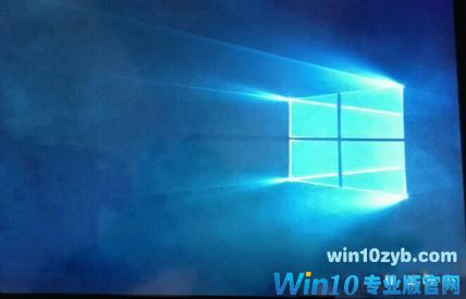 Win10开机后只显示右下角4个图标怎么办?