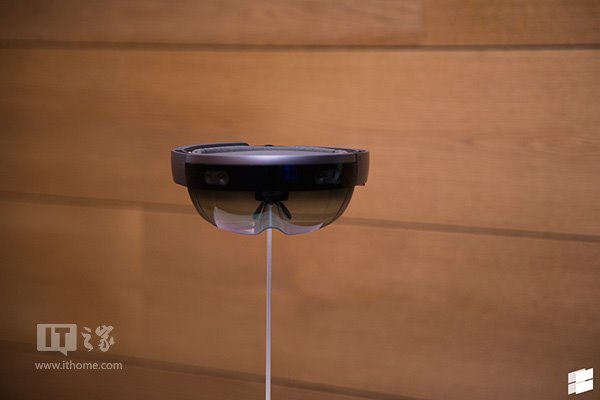 微软HoloLens迎来首个Win10重大更新:同时运行3个任务