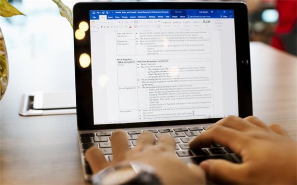 这款蓝牙键盘让iPad秒变Win10笔记本